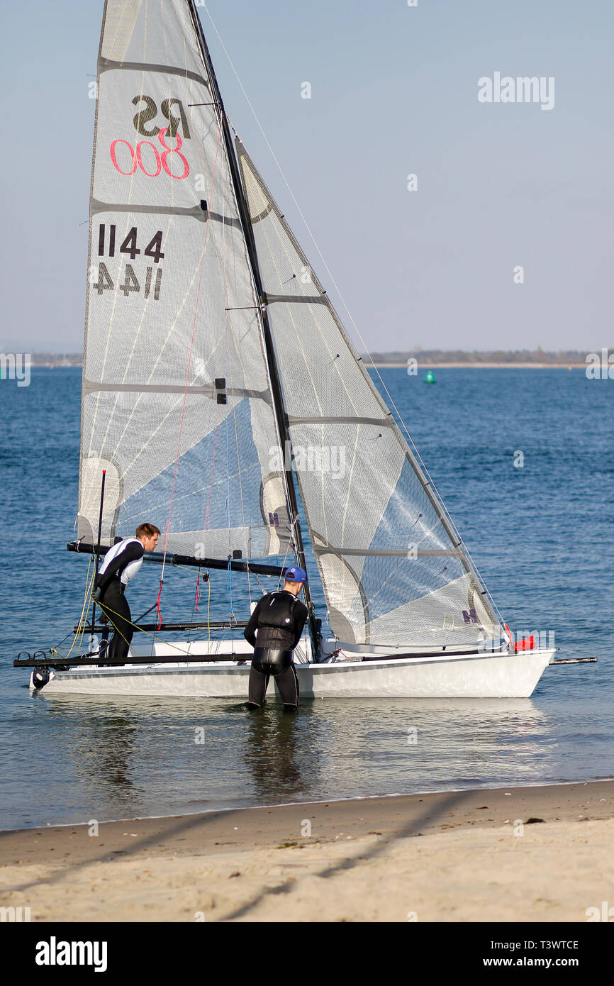 Hayling Island, Hampshire, UK. 11. April 2019. Schöne sonnige Wetter entlang der Südküste heute. Die Aussicht von Hayling Island Sailing Club auf Hayling Island in Hampshire. Credit: James Jagger/Alamy leben Nachrichten Stockfoto