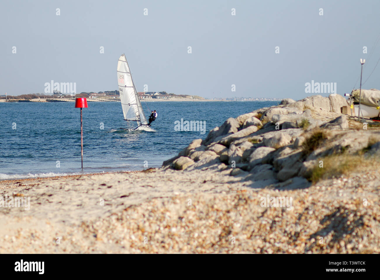 Hayling Island, Hampshire, UK. 11. April 2019. Schöne sonnige Wetter entlang der Südküste heute. Die Aussicht von Hayling Island Sailing Club auf Hayling Island in Hampshire. Credit: James Jagger/Alamy leben Nachrichten Stockfoto