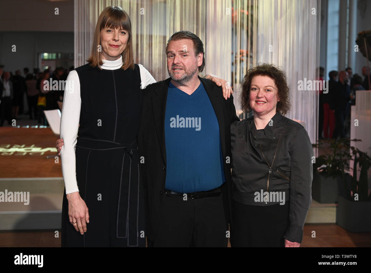 Köln, Deutschland. 11. April, 2019. 11 April 2019, Nordrhein-Westfalen, Köln: Die Schauspieler Anna Böger (L-R), Felix Vörtler und Dagmar Sachse wird in der Halle auf dem Branchentreff "WDR Treff' werden. Foto: Henning Kaiser/dpa Quelle: dpa Picture alliance/Alamy leben Nachrichten Stockfoto