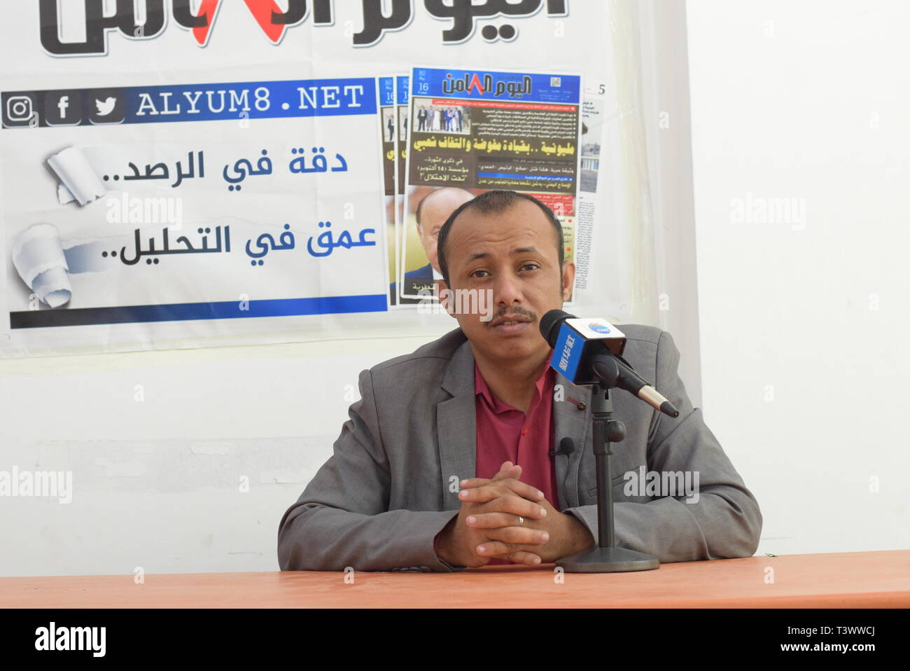 Aden, Jemen. 11 Apr, 2019. Aden-basierten politischen Beobachter Saleh Abu Odal spricht in einem Interview mit der Nachrichtenagentur Xinhua in Aden, Jemen, am 11. April 2019. Jemenitische politische Beobachter sagen, dass die US-Entscheidung über die Bestimmung der Iran der islamischen Revolutionsgarden (IRGC) als "ausländische Terrororganisation "begrenzte Auswirkungen auf den anhaltenden Konflikt im Jemen haben wird. Credit: Murad Abdo/Xinhua/Alamy leben Nachrichten Stockfoto