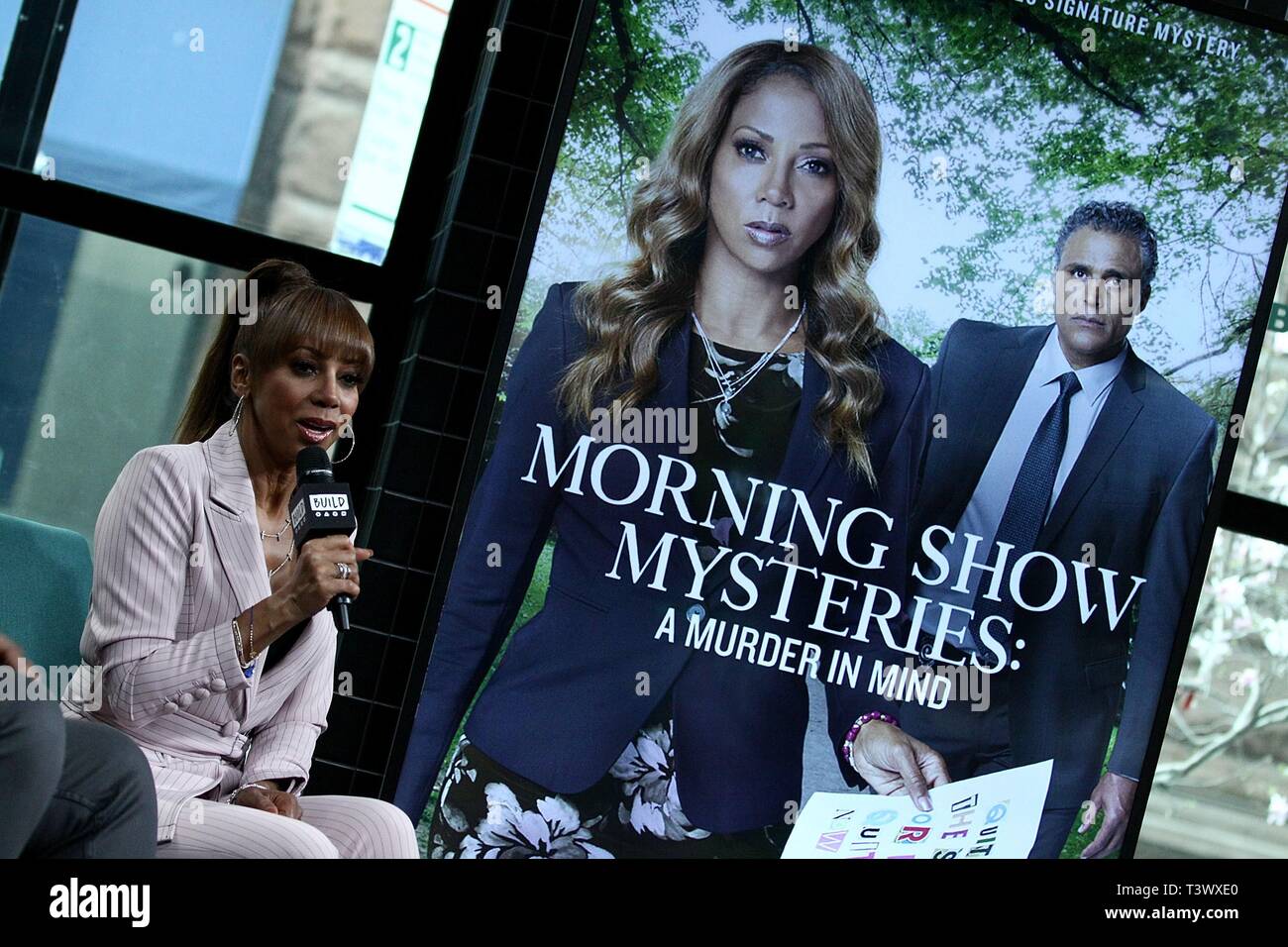 New York, NY, USA. 11 Apr, 2019. Holly Robinson Peete innen für AOL bauen Serie Berühmtheit Candids - DO, AOL bauen Serie, New York, NY 11. April 2019. Credit: Everett Collection Inc/Alamy leben Nachrichten Stockfoto