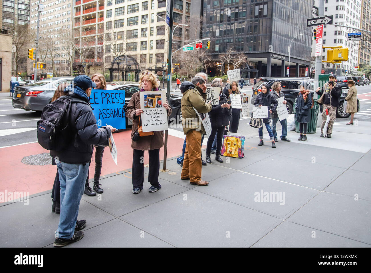 New York, New York, USA. 11 Apr, 2019. Pro Assange Demonstranten protestieren vor der Britischen Botschaft in New York. Nach Wochen der Spekulationen, Wikileaks Gründer Julian Assange wurde von Scotland Yard Polizisten innerhalb der ecuadorianischen Botschaft in London heute Morgen verhaftet. Ecuadors Präsident Lenin Moreno hat Assanges Asyl nach sieben Jahren zitieren wiederholte Verletzungen der internationalen Konventionen zurückgezogen. Credit: William Volcov/ZUMA Draht/Alamy leben Nachrichten Stockfoto