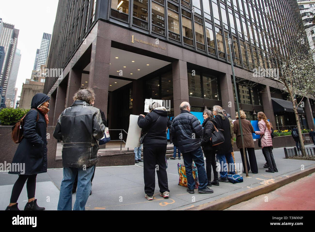 New York, New York, USA. 11 Apr, 2019. Pro Assange Demonstranten protestieren vor der Britischen Botschaft in New York. Nach Wochen der Spekulationen, Wikileaks Gründer Julian Assange wurde von Scotland Yard Polizisten innerhalb der ecuadorianischen Botschaft in London heute Morgen verhaftet. Ecuadors Präsident Lenin Moreno hat Assanges Asyl nach sieben Jahren zitieren wiederholte Verletzungen der internationalen Konventionen zurückgezogen. Credit: William Volcov/ZUMA Draht/Alamy leben Nachrichten Stockfoto