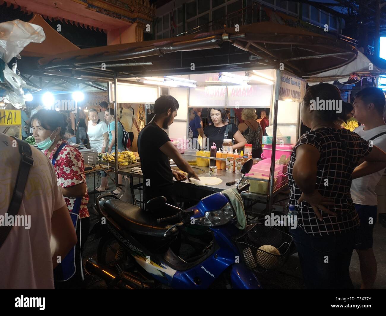 26. Februar 2019, Thailand, Karon Beach: ein Stand mit der traditionelle thailändische Dessert "Roti" an der Temple Markt in Karon Beach. Die "Pfannkuchen" ist in verschiedenen Füllungen zur Verfügung. Das Rezept ist muslimischer Herkunft, so dass auch die rote Straße Verkäufer oft mit der muslimischen Minderheit in Thailand gehören. Der Tempel von mehreren Tagen findet immer dann statt, um die buddhistischen Feiertag Magha Puja. An diesem Tag der Erleuchtete wird gesagt, eine wichtige erste Predigt geliefert zu haben. Der Nachtmarkt ist beliebt bei Touristen und Thais. Neben Souvenirs und gefälschten Waren Es gibt viele Stände mit Thai Food spezia Stockfoto