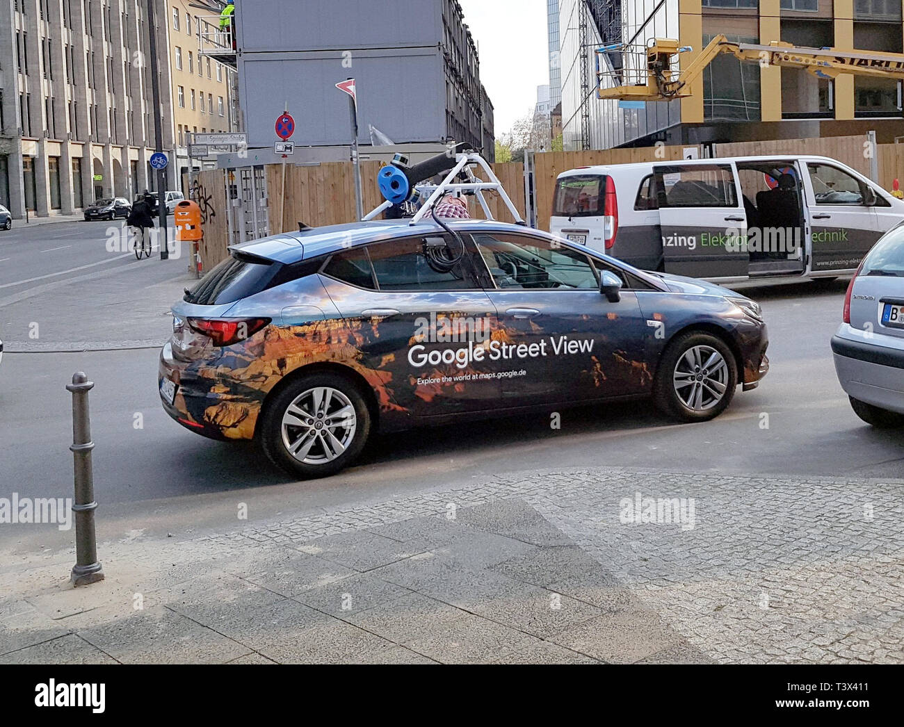 Berlin, Deutschland. 08 Apr, 2019. Ein Google Street View Fahrzeug mit seiner speziellen Kamera heruntergeklappt steht auf einer Straße Ecke. Quelle: Alexandra Schuler/dpa/Alamy leben Nachrichten Stockfoto