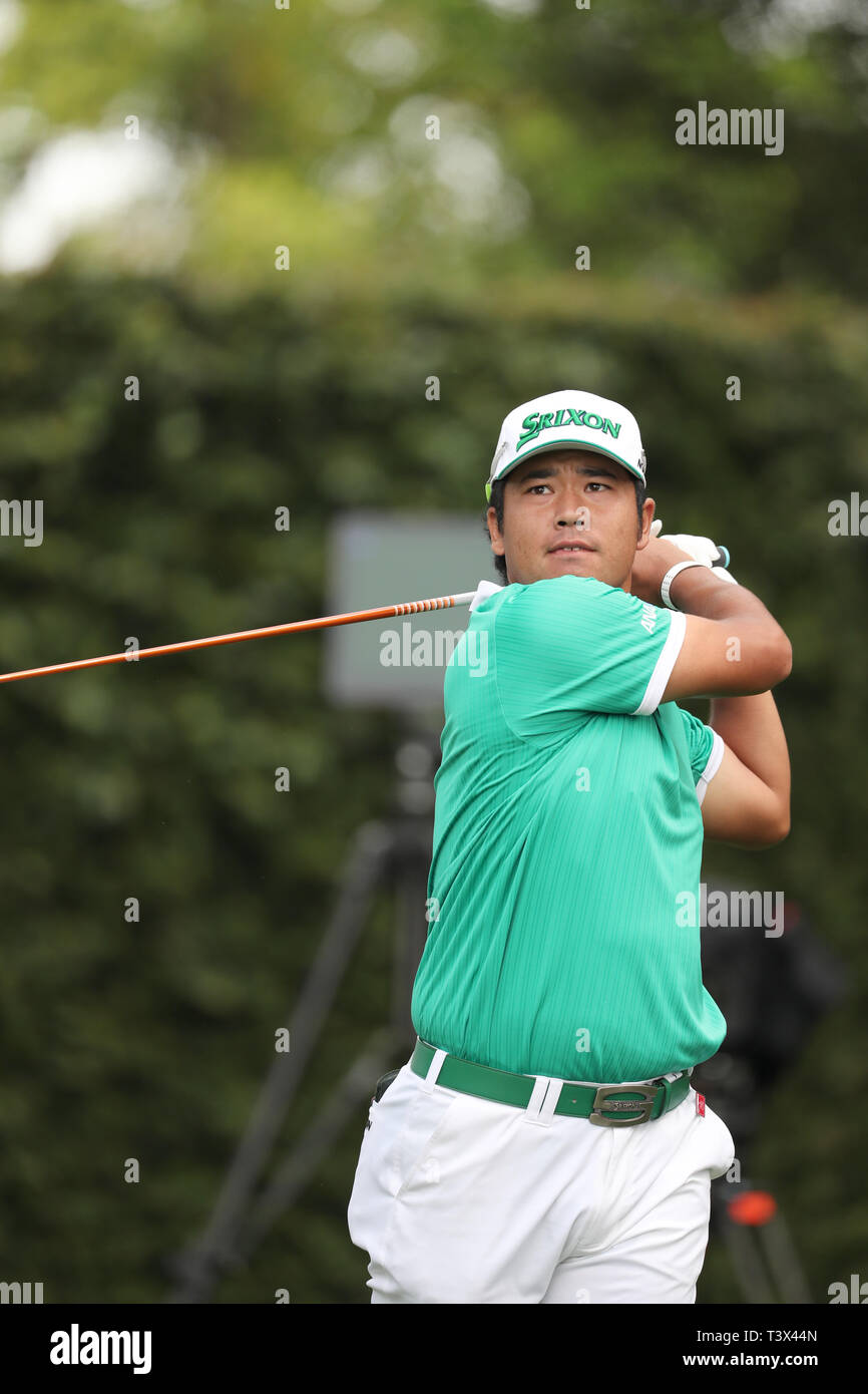 Japans Hideki Matsuyama zweigt weg auf der 2. Bohrung in der ersten Runde der 2019 Masters Golf Turnier im Augusta National Golf Club in Augusta, Georgia, USA, am 11. April 2019. Credit: Koji Aoki/LBA SPORT/Alamy leben Nachrichten Stockfoto