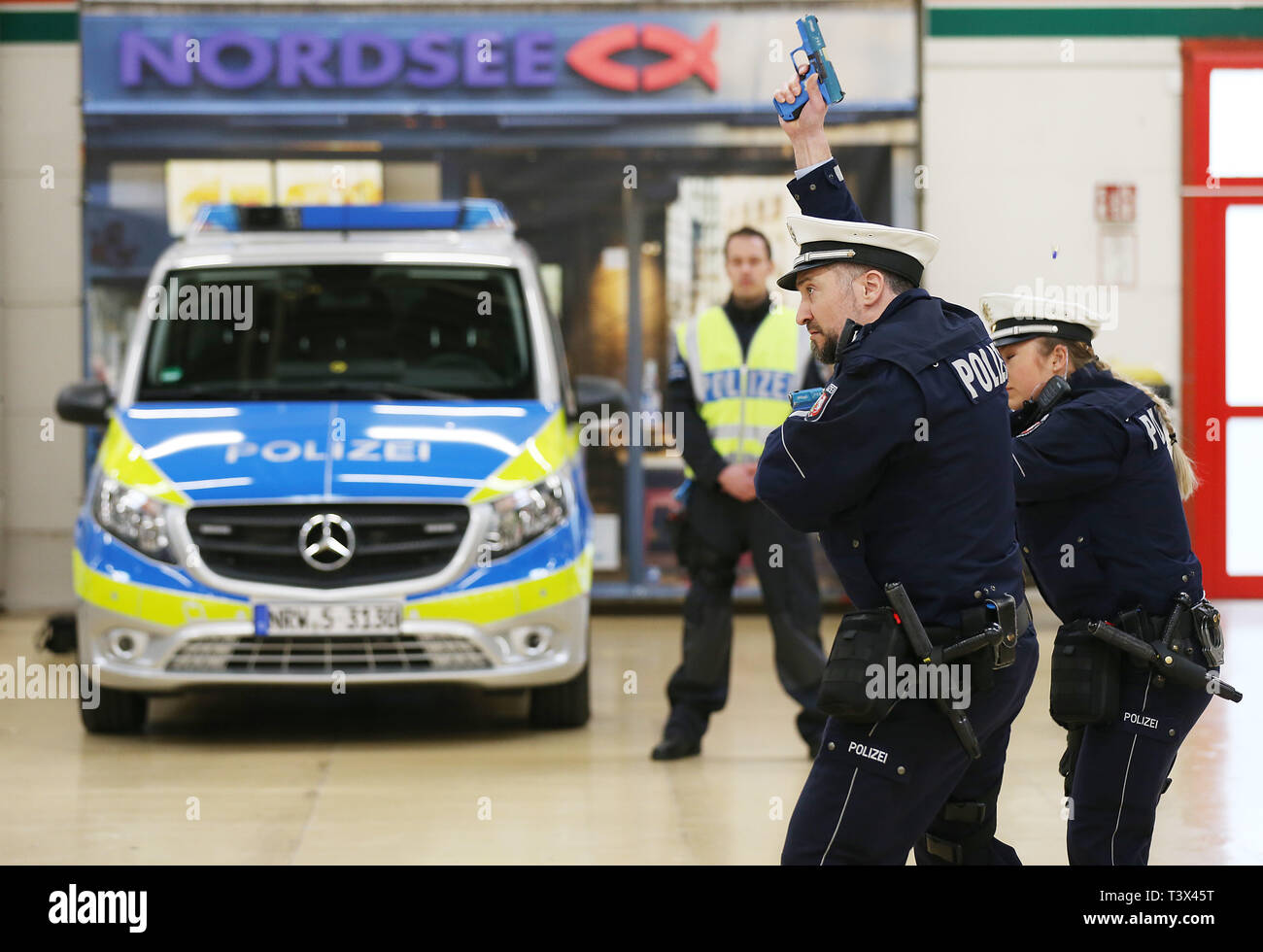 Bochum, Deutschland. 12 Apr, 2019. Polizisten sind die Neuerstellung einer Situation, bei der Eröffnung einer neuen Polizei Training Center für herausragende Standorte. Im Training Center, normal Patrouille Offiziere sind für terroristische Operationen im Bereich der Essener Polizei Hauptquartier ausgebildet zu werden. Credit: Oliver Berg/dpa/Alamy leben Nachrichten Stockfoto