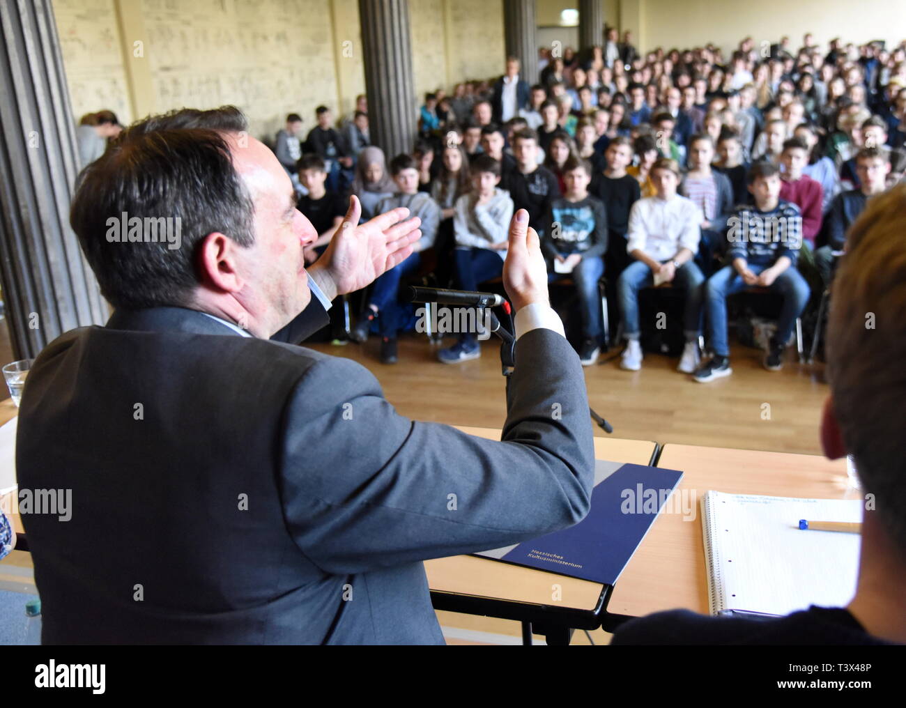 Darmstadt, Deutschland. 12 Apr, 2019. Alexander Lorz (CDU), Hessens Ministerin für Bildung und kulturelle Angelegenheiten, diskutiert mit Studenten des Ludwig-Georgs-Gymnasium regelmäßig Studentendemonstrationen" Freitags für Zukunft' im Unterricht. Credit: Claus Völker/dpa/Alamy leben Nachrichten Stockfoto