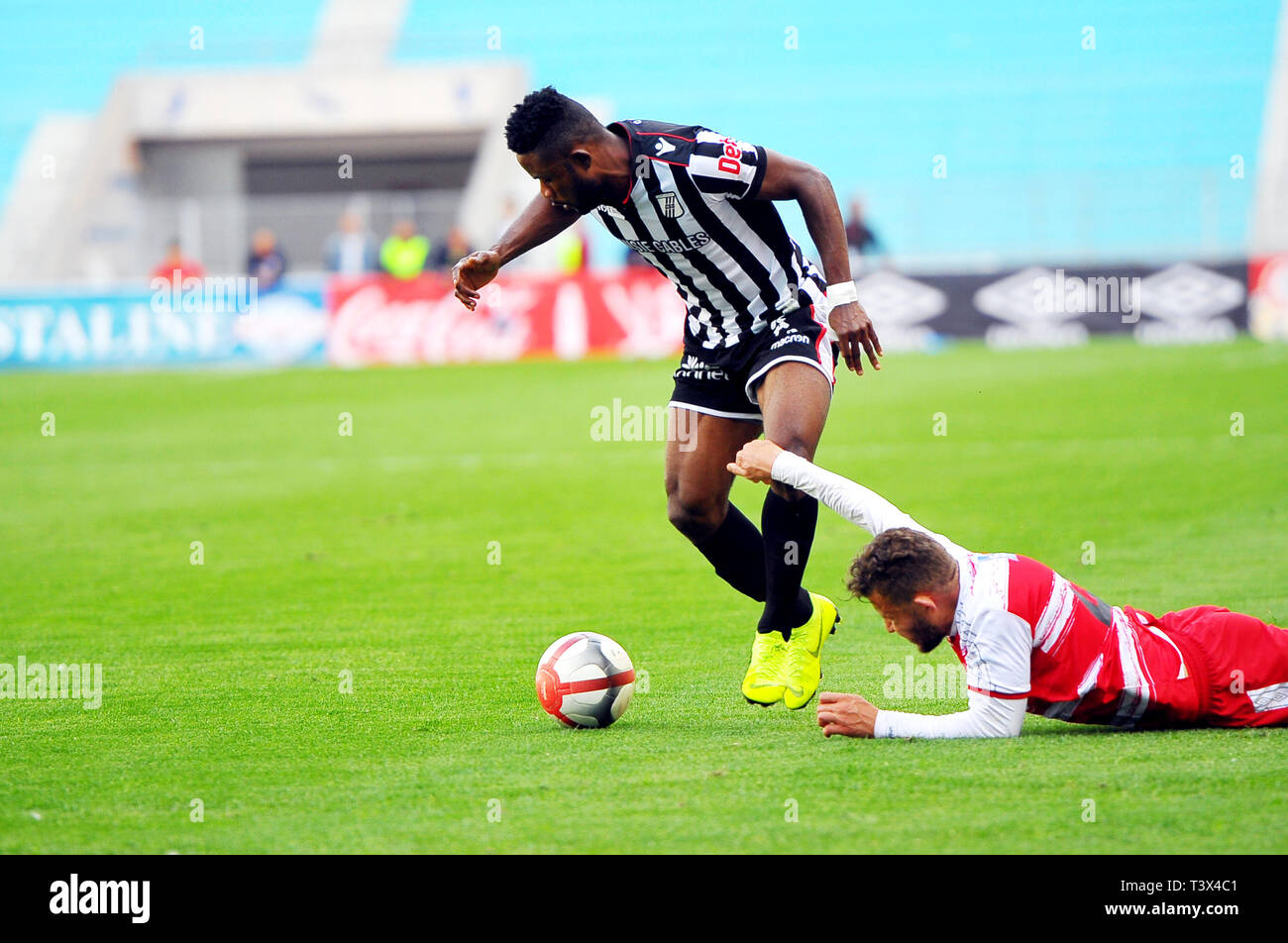 Rades, Tunesien. 11 Apr, 2019. Kingsley sokari (L) der 23-jährige nigerianische Spieler vom Sfax Sports Club (CSS), die in Aktion während der Tunesischen Liga Championship Match gegen die Afrikanische Club des Rades Stadion. Credit: Chokri Mahjoub/ZUMA Draht/Alamy leben Nachrichten Stockfoto