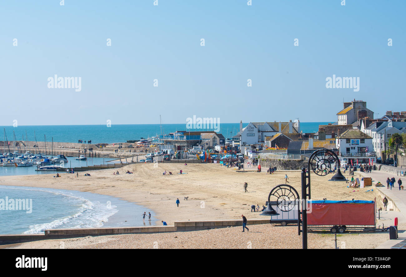 Lyme Regis, Dorset, Großbritannien. 12. April 2019. UK Wetter: einen hellen und sonnigen Start in den Osterferien an der malerischen Ort von Lyme Regis. Familien genießen den Sandstrand an einem sonnigen, aber kalten April Morgen. Credit: Celia McMahon/Alamy leben Nachrichten Stockfoto