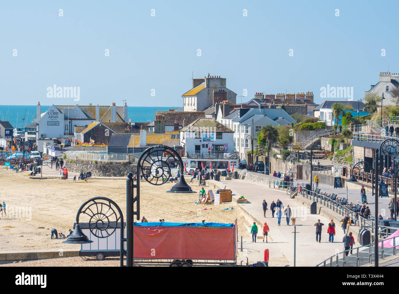 Lyme Regis, Dorset, Großbritannien. 12. April 2019. UK Wetter: einen hellen und sonnigen Start in den Osterferien an der malerischen Ort von Lyme Regis. Familien genießen den Sandstrand an einem sonnigen, aber kalten April Morgen. Credit: Celia McMahon/Alamy leben Nachrichten Stockfoto