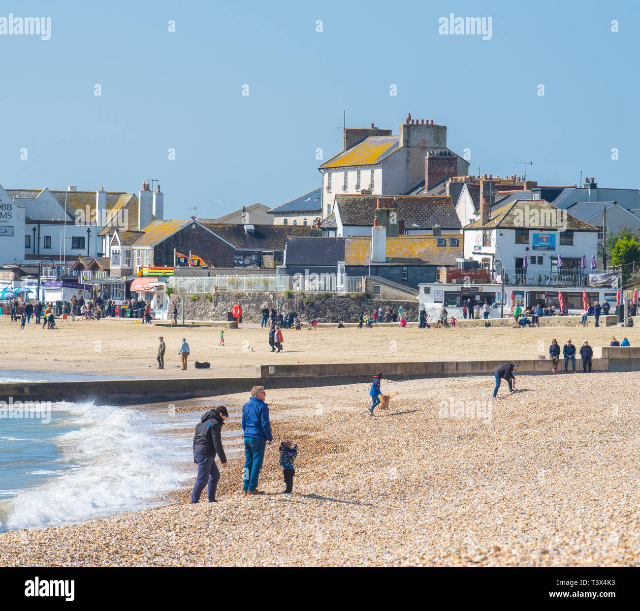 Lyme Regis, Dorset, Großbritannien. 12. April 2019. UK Wetter: einen hellen und sonnigen Start in den Osterferien an der malerischen Ort von Lyme Regis. Familien genießen den Sandstrand an einem sonnigen, aber kalten April Morgen. Credit: Celia McMahon/Alamy leben Nachrichten Stockfoto