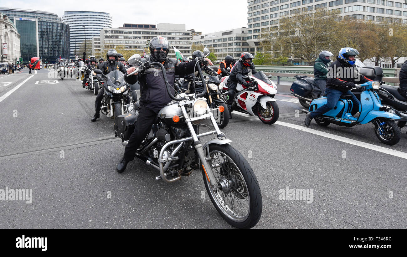 London, Großbritannien. 12. Apr 2019. Biker cross Westminster Bridge. Tausende Biker nehmen an einer Rallye 'Rolling Thunder' in London, zur Unterstützung der Oldier F, a 77-year-old Army Veteran, der Gesichter wegen Mordes nach dem Töten zwei bürgerlichen Rechte Demonstranten in Londonderry, Nordirland, 1972, auf, was als blutiger Sonntag bekannt wurde. Credit: Stephen Chung/Alamy leben Nachrichten Stockfoto