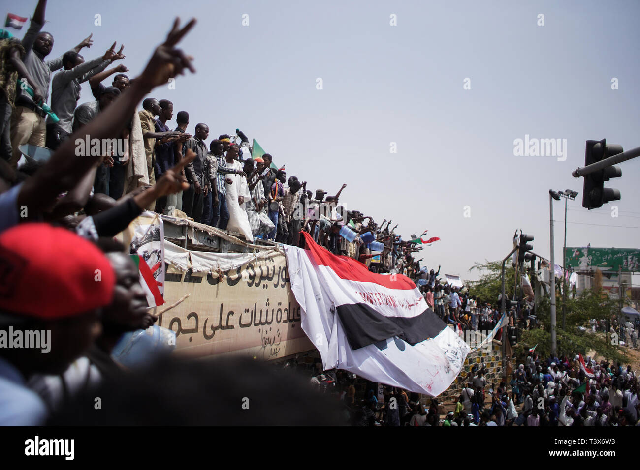 Khartum, Sudan. 12. Apr 2019. Sudanesische Demonstranten sammeln außerhalb des Verteidigungsministeriums, währenddessen Sitzen - aus Protest gegen die Bildung einer zivilen Regierung zu verlangen, einen Tag, nachdem das Militär die Macht übernahm und Lange verhaftet Präsident Omar al-Bashir. Quelle: dpa Picture alliance/Alamy leben Nachrichten Stockfoto