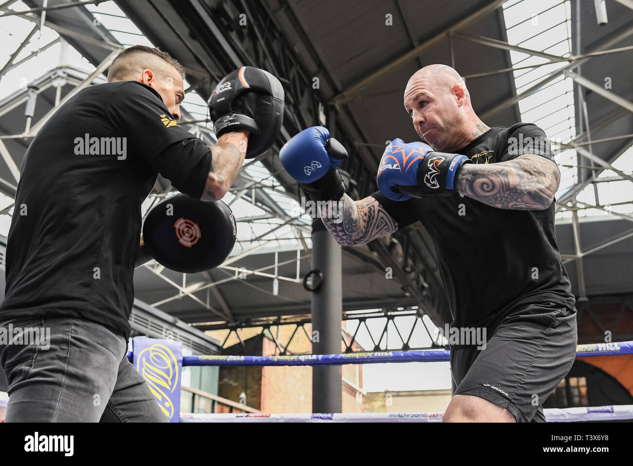 London, Großbritannien. 12 Apr, 2019. Australiens ehemaliger WBA Heavyweight Champion Lucas Browne mit seinem Manager während Allen-Browne öffentlichen Training im Old Spitalfields Market am Freitag, 12. April 2019. London England. (Nur redaktionelle Nutzung, eine Lizenz für die gewerbliche Nutzung erforderlich. Keine Verwendung in Wetten, Spiele oder einer einzelnen Verein/Liga/player Publikationen.) Credit: Taka G Wu/Alamy leben Nachrichten Stockfoto