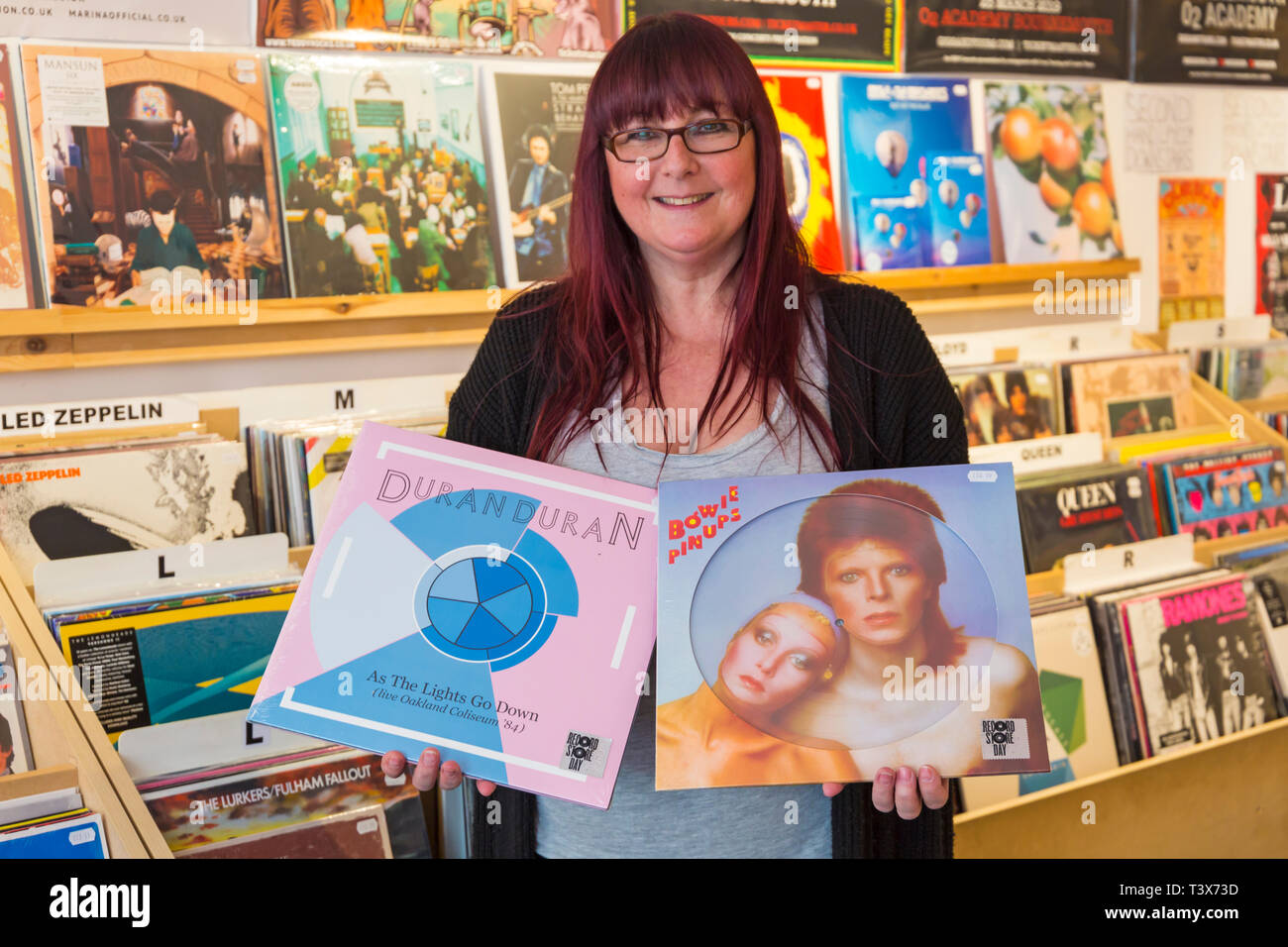 Bournemouth, Dorset, Großbritannien. 12. Apr 2019. Das Gewölbe Record Shop bei Commercial Road, Bournemouth für Record Store Day morgen vorbereiten, die Menschen zu besuchen und die lokalen Plattenläden unterstützen. Der Store öffnet um 8 Uhr morgens mit Warteschlangen erwartet Hunderte von Limited Editions aus einer Vielzahl von Künstlern, die sie nicht für den Zugriff auf vorher oder vorbestellen sparen. Die Legenden wie David Bowie und Queen, die nicht mehr mit uns beliebte Vinyls. Chrissy hält bis Bowie PinUps und Duran Duran, wie die Lichter gehen aus. Credit: Carolyn Jenkins/Alamy leben Nachrichten Stockfoto