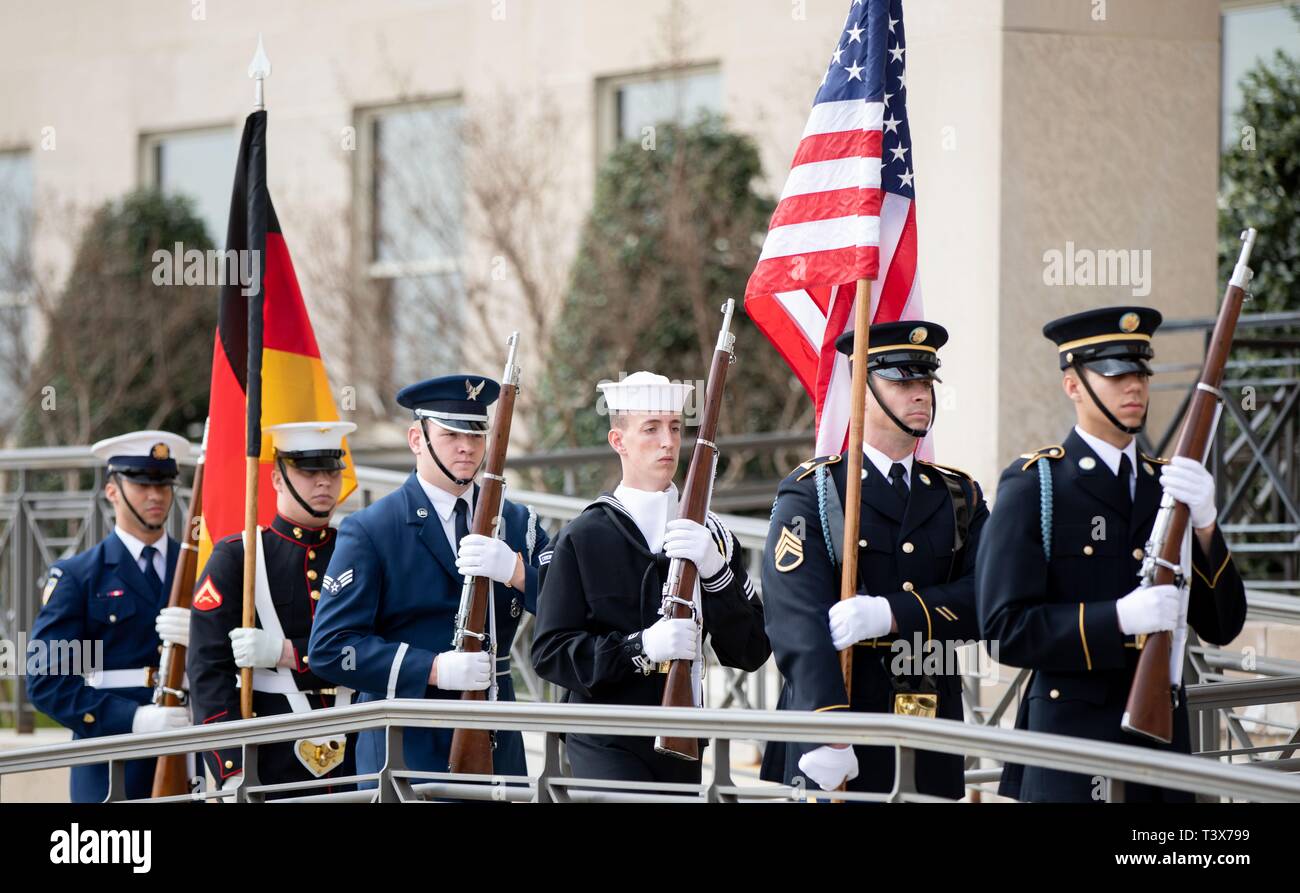 Washington, USA. 12 Apr, 2019. US-Soldaten tragen die deutschen und US-Flaggen vor dem Pentagon anlässlich des Besuchs des Bundesministers der Verteidigung. Der Sekretär der Verteidigung ist in der US-Hauptstadt zu politischen Gesprächen. Credit: Kay Nietfeld/dpa/Alamy leben Nachrichten Stockfoto