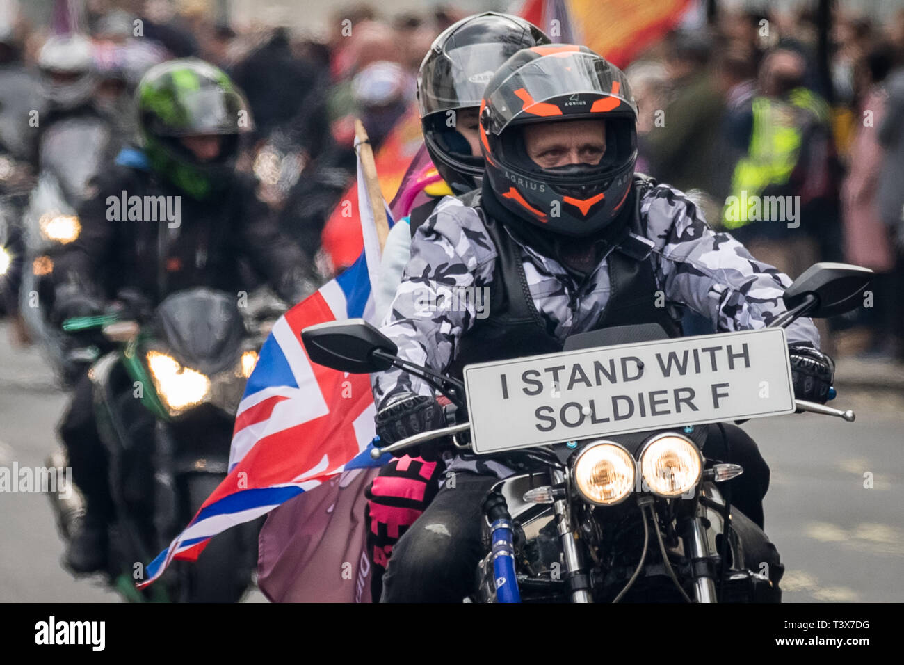 London, Großbritannien. 12. April 2019. Rolling Thunder biker Protest in Westminster. Tausende Biker einschließlich Armee Veteranen und aktuelle Mitglieder des Dienens Kräfte durch die Stadt fahren als Teil einer Masse Bewusstsein Protest zu Frei" Soldat F", die derzeit von den Gebühren für die Bloody Sunday shootings in Londonderry, Nordirland 1972. Credit: Guy Corbishley/Alamy leben Nachrichten Stockfoto