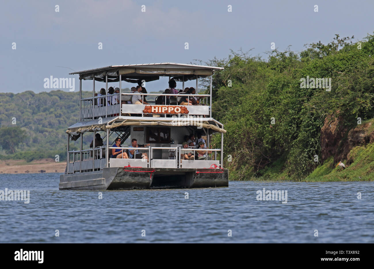 Touristenboot auf dem Kazinga Kanal Queen Elizabeth National Park, Uganda. November Stockfoto