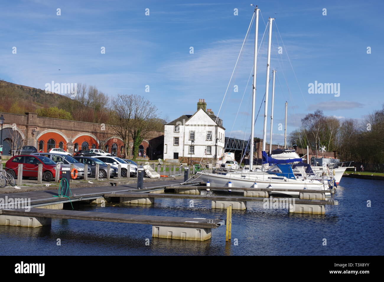 Bowling Hafen liegt am Fuße des Kilpatrick Hills, die einen atemberaubenden Blick auf die Bowling Hafen, den Fluss Clyde bieten und darüber hinaus entfernt Stockfoto