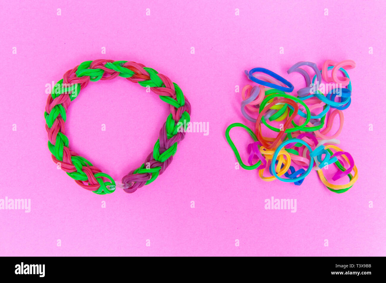 Chaos und Ordnung. Gummibänder für das Weben lose und Armband aus Kautschuk  Bänder Stockfotografie - Alamy
