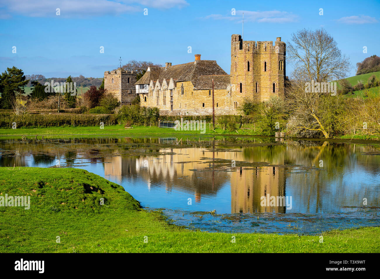 Stokesay Schloss, Shropshire, Großbritannien. Foto Reflexion in den Teich, von öffentlichen Fußweg genommen. Stockfoto