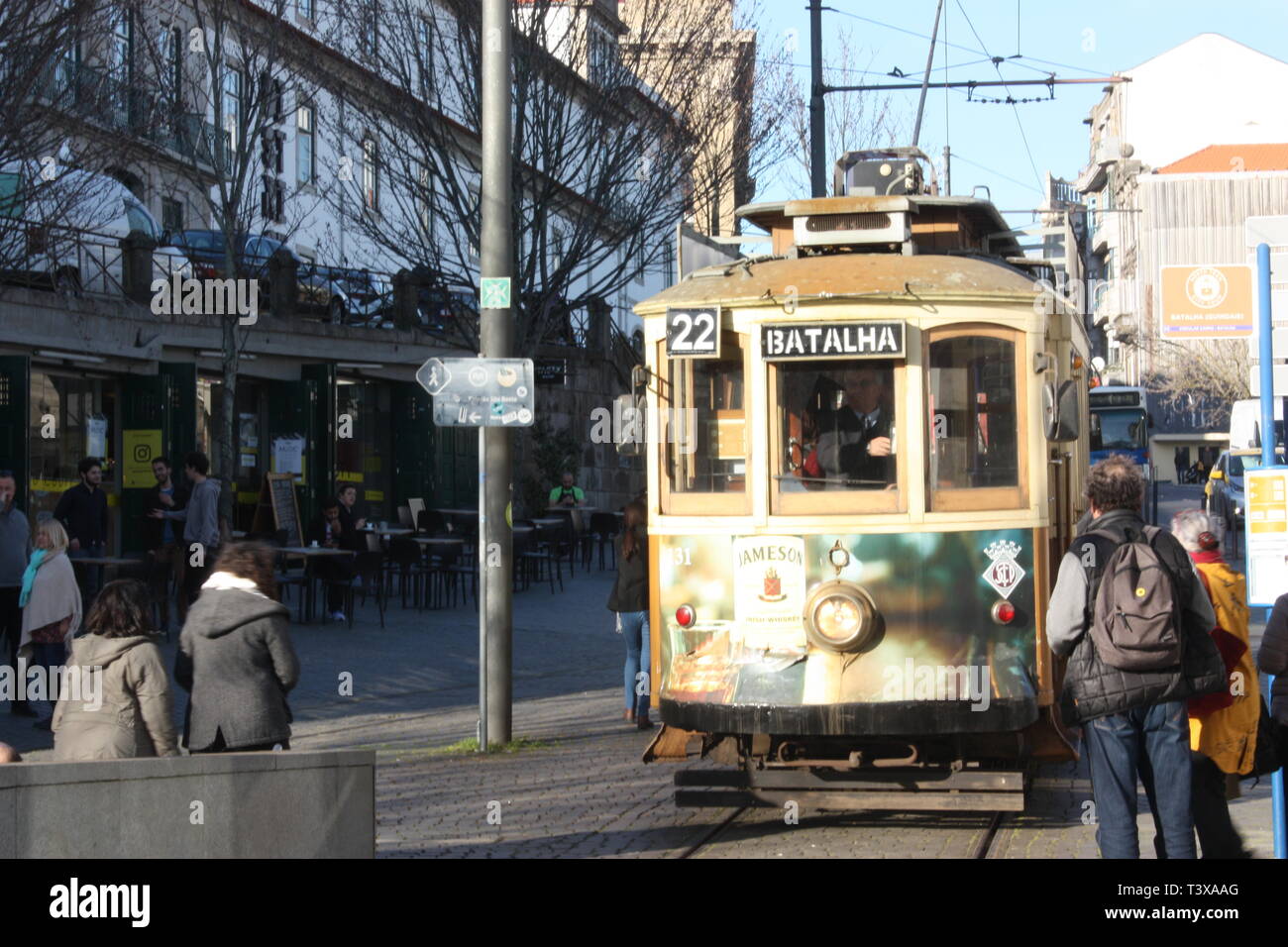 Eine der vielen Straßenbahnen für den öffentlichen Nahverkehr in Porto verwendet Stockfoto