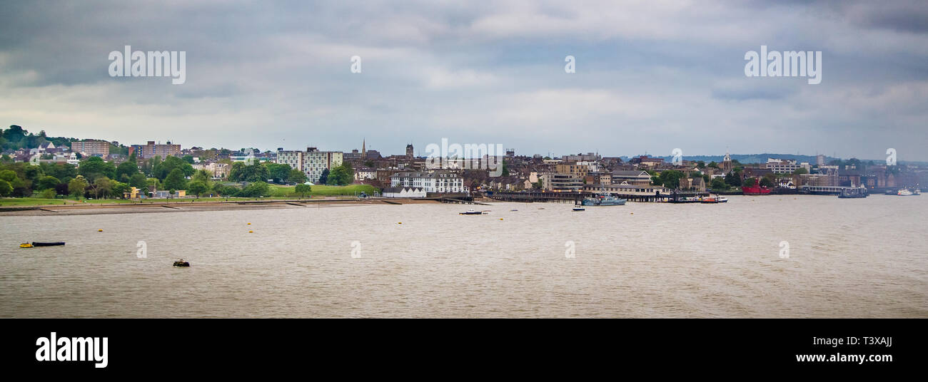 Gravesend, Kent. UK. Die Themse und die Stadt Gravesend. Stockfoto