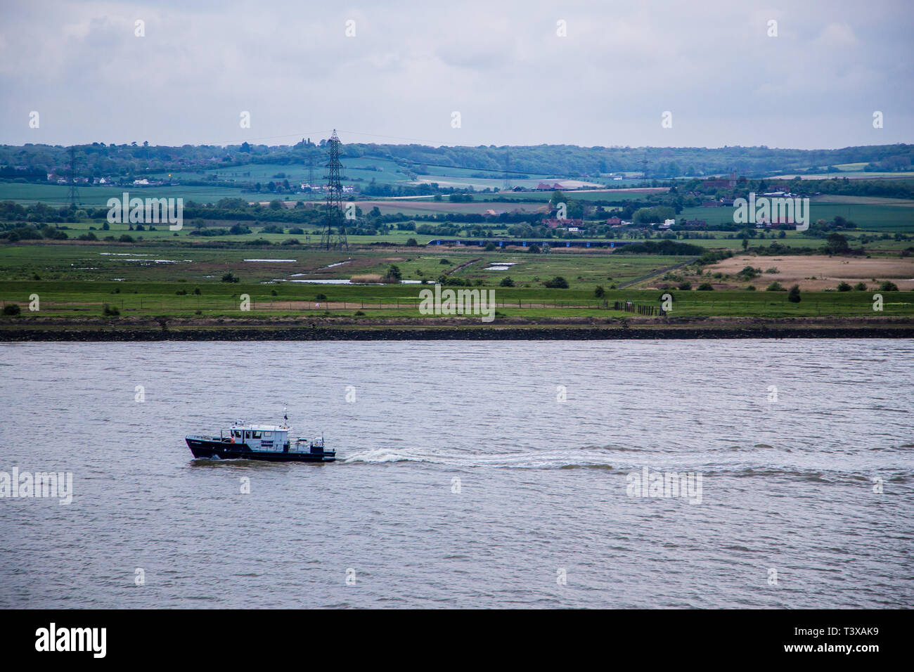 Higham, Kent. Eine Bootsfahrt auf der Themse, in Richtung der Flussmündung. Sümpfe an Higham kann hinter gesehen werden. Stockfoto