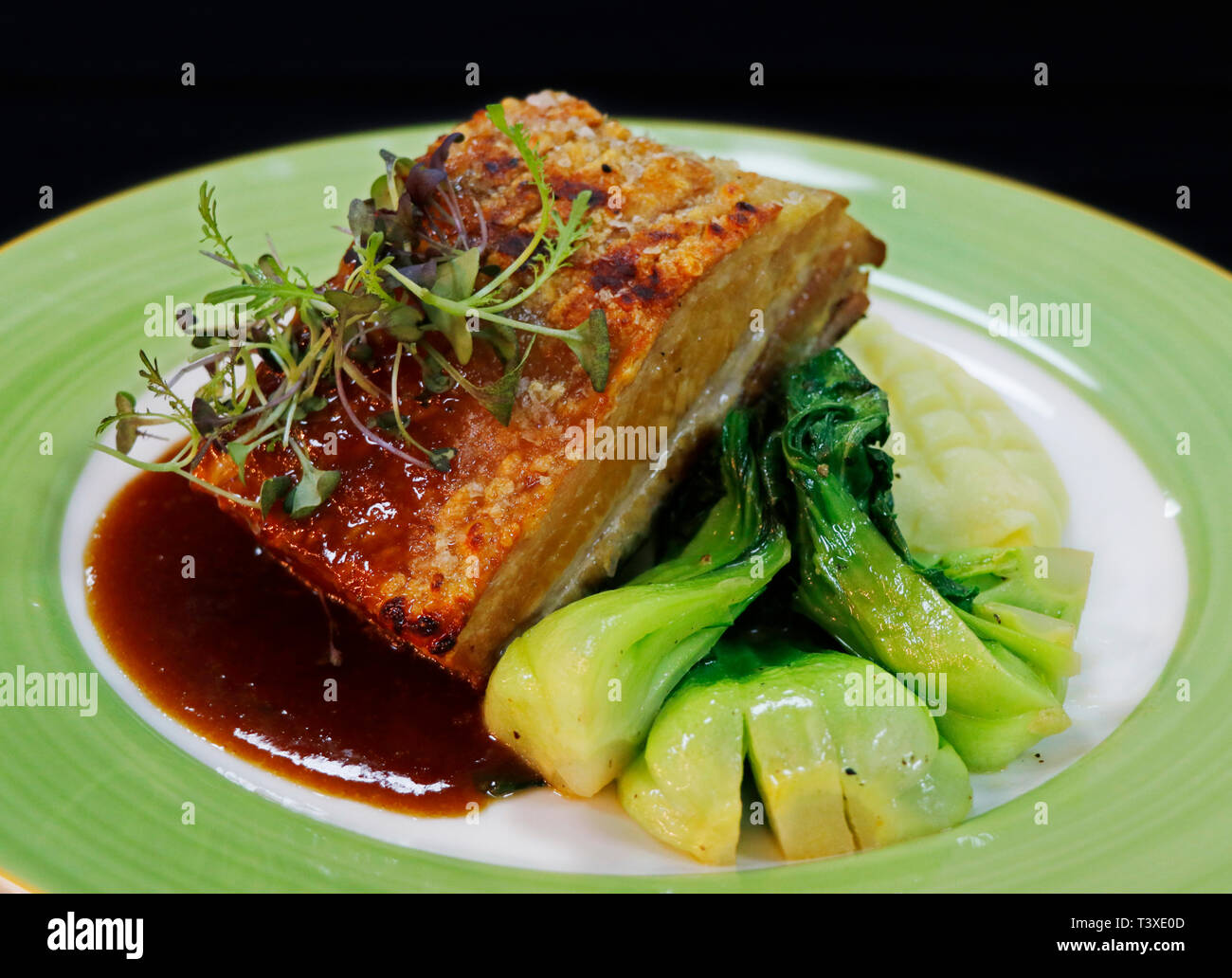 Schweinebauch Knistern mit Brei Kartoffel, saute Bok Choy und Sojasauce Stockfoto