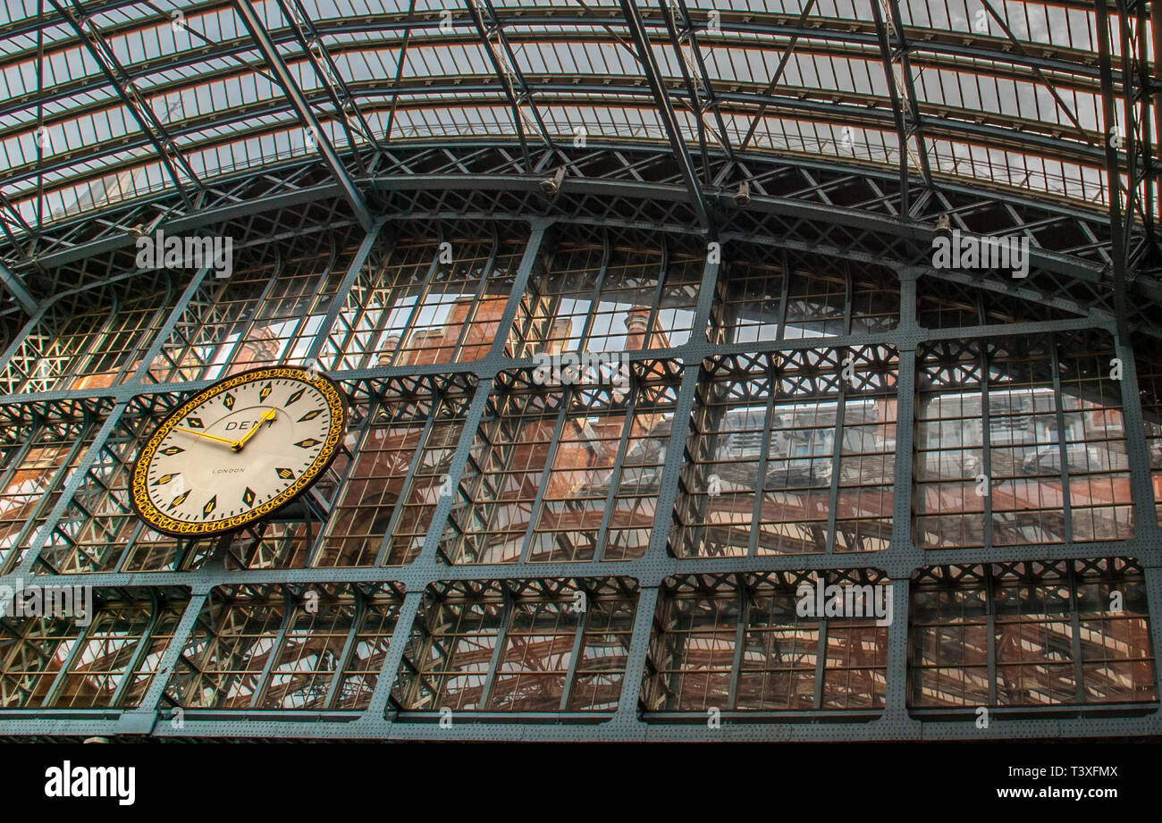 Uhr in der King's Cross Station in London. Stockfoto