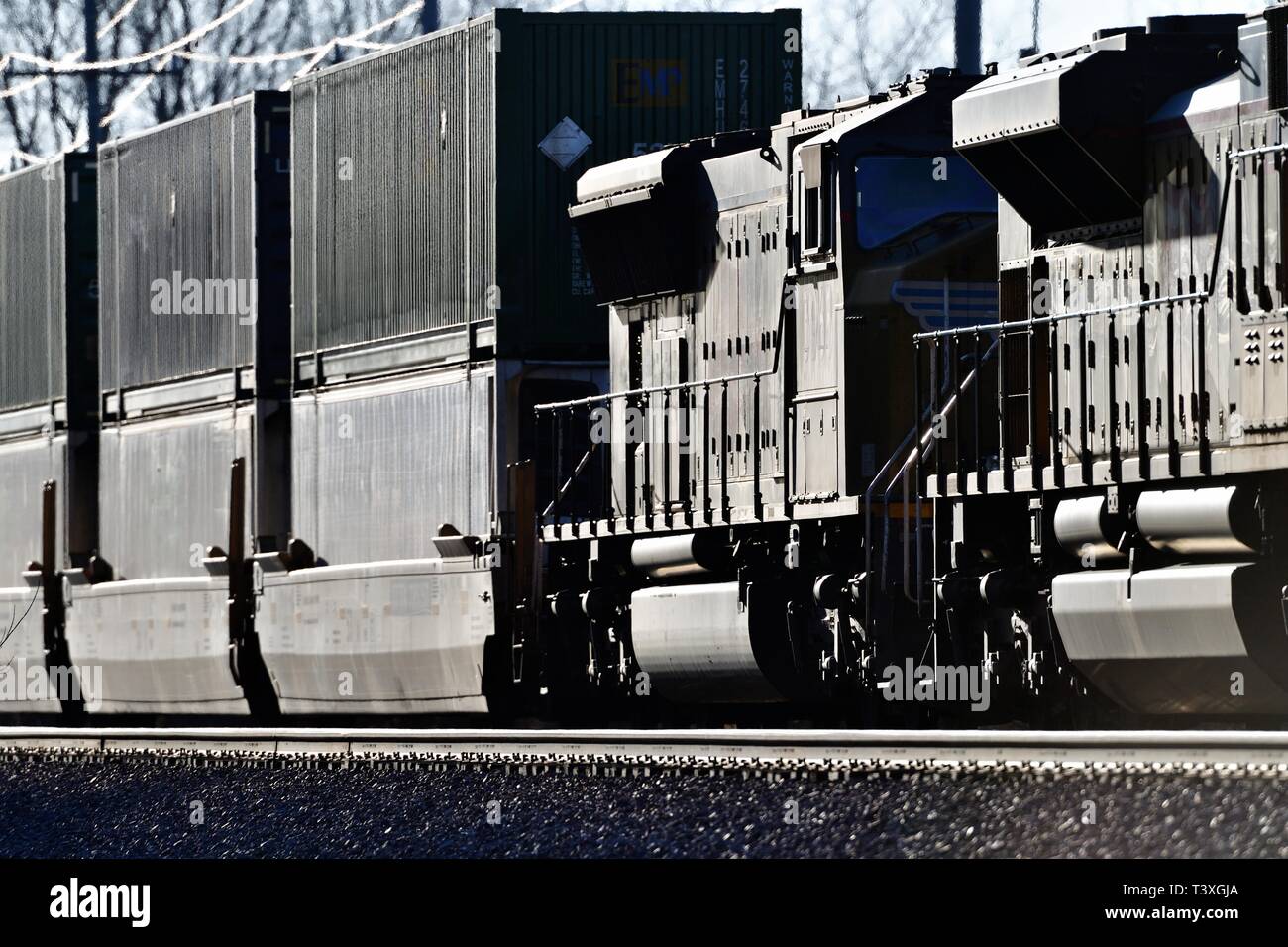 Genf, Illinois, USA. Das Finale eines Trios von Union Pacific Railroad Lokomotiven macht eine gemischte bestehen Fracht ostbound durch Genf, Illinois. Stockfoto