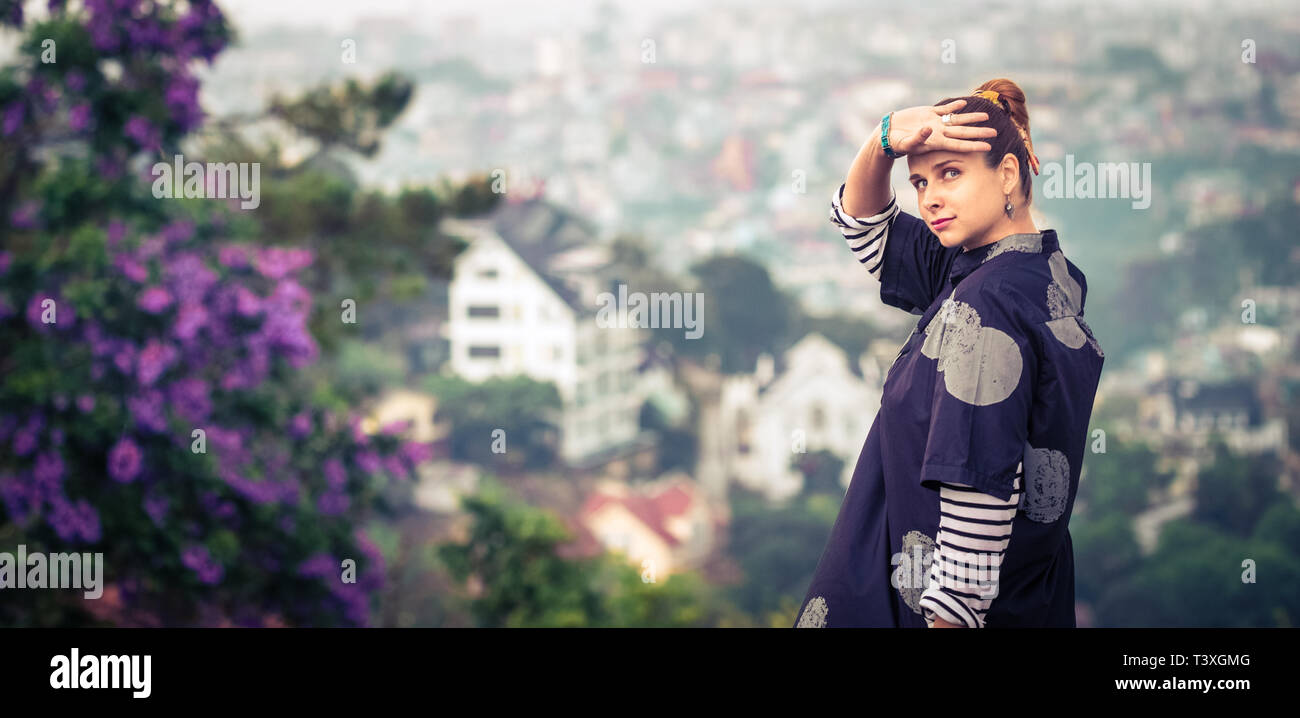 Schöne Frau mit Blick auf die Stadt, Dalat, Vietnam Stockfoto