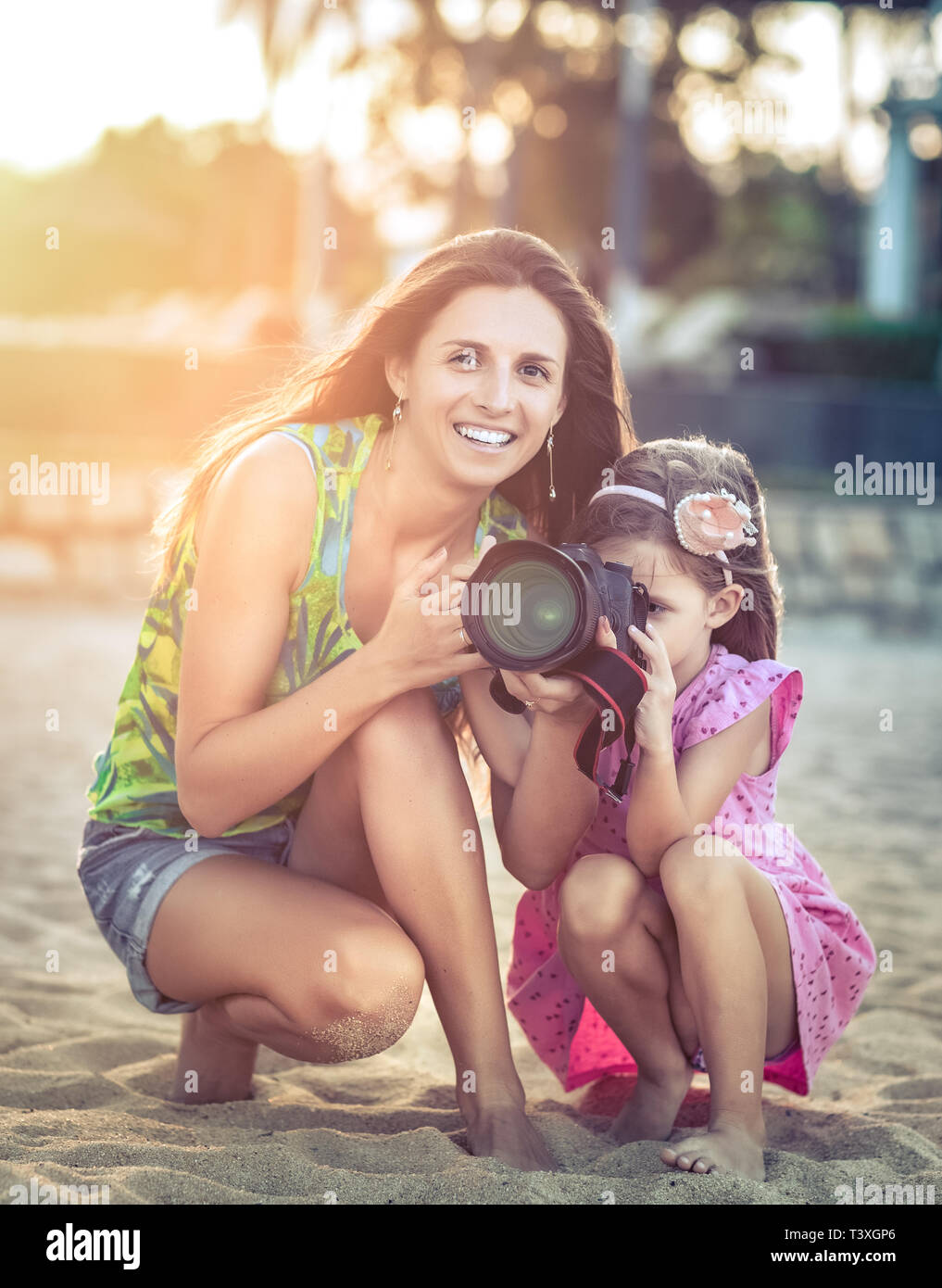 Mutter Und Tochter Das Aufnehmen Von Fotos Mit Der Kamera Bei Sonnenuntergang Stockfotografie Alamy