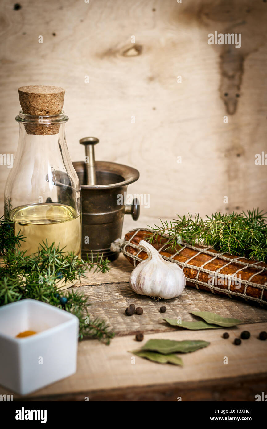 Lebensmittel, Gewürze und Olivenöl auf einem Holztisch Stockfoto