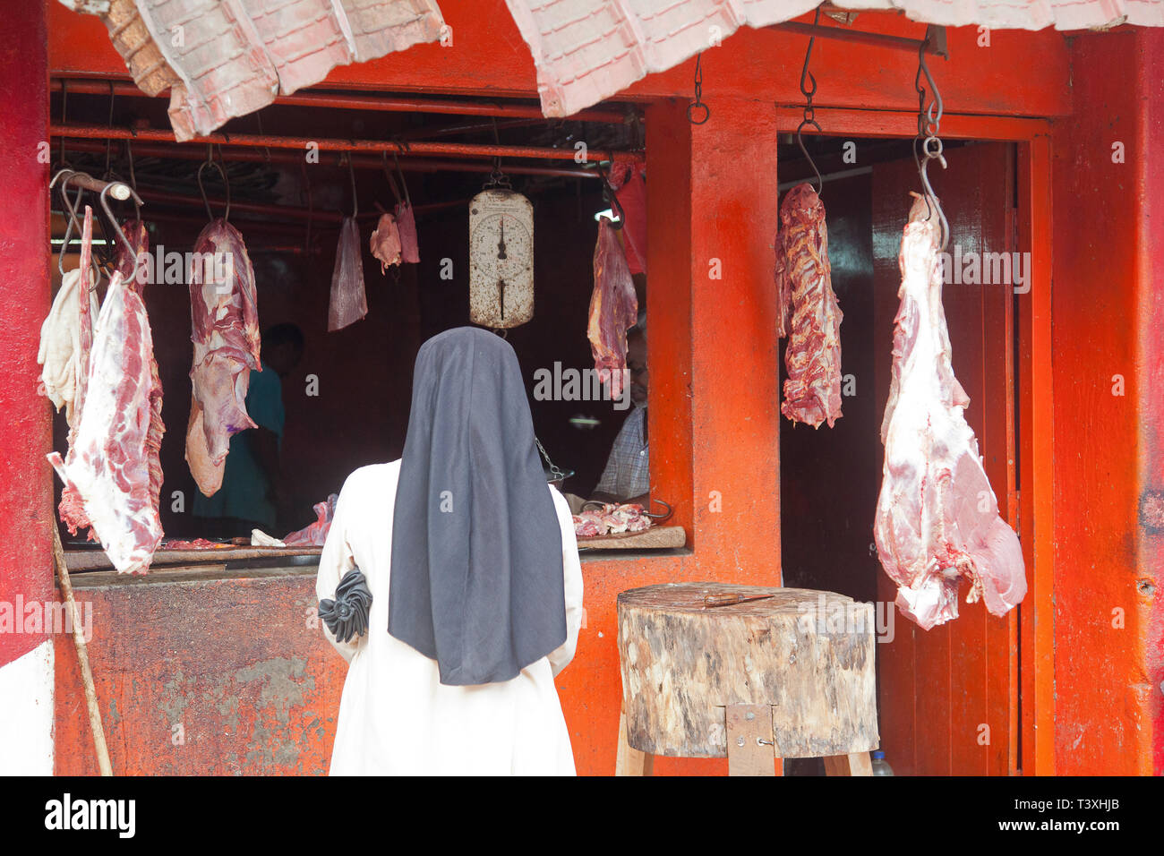 Muslimische Frau außerhalb in einer Metzgerei in Manning Markt, Pettah, Colombo, Sri Lanka Stockfoto