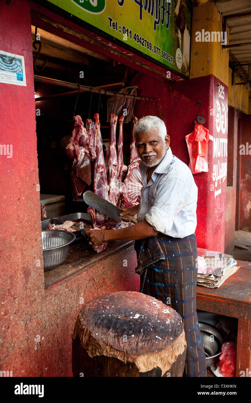 Metzger schneidet eine Ziege Karkasse, Manning Markt, Pettah, Colombo, Sri Lanka Stockfoto