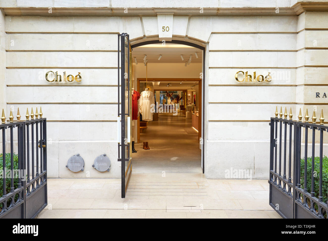 PARIS, Frankreich, 22. JULI 2017: Chloe fashion Luxus store in der Avenue Montaigne in Paris, Frankreich. Stockfoto