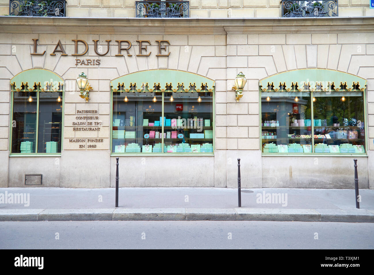 PARIS, Frankreich, 22. JULI 2017: Laduree berühmten Konditorei Store Fenster in Paris, Frankreich. Stockfoto