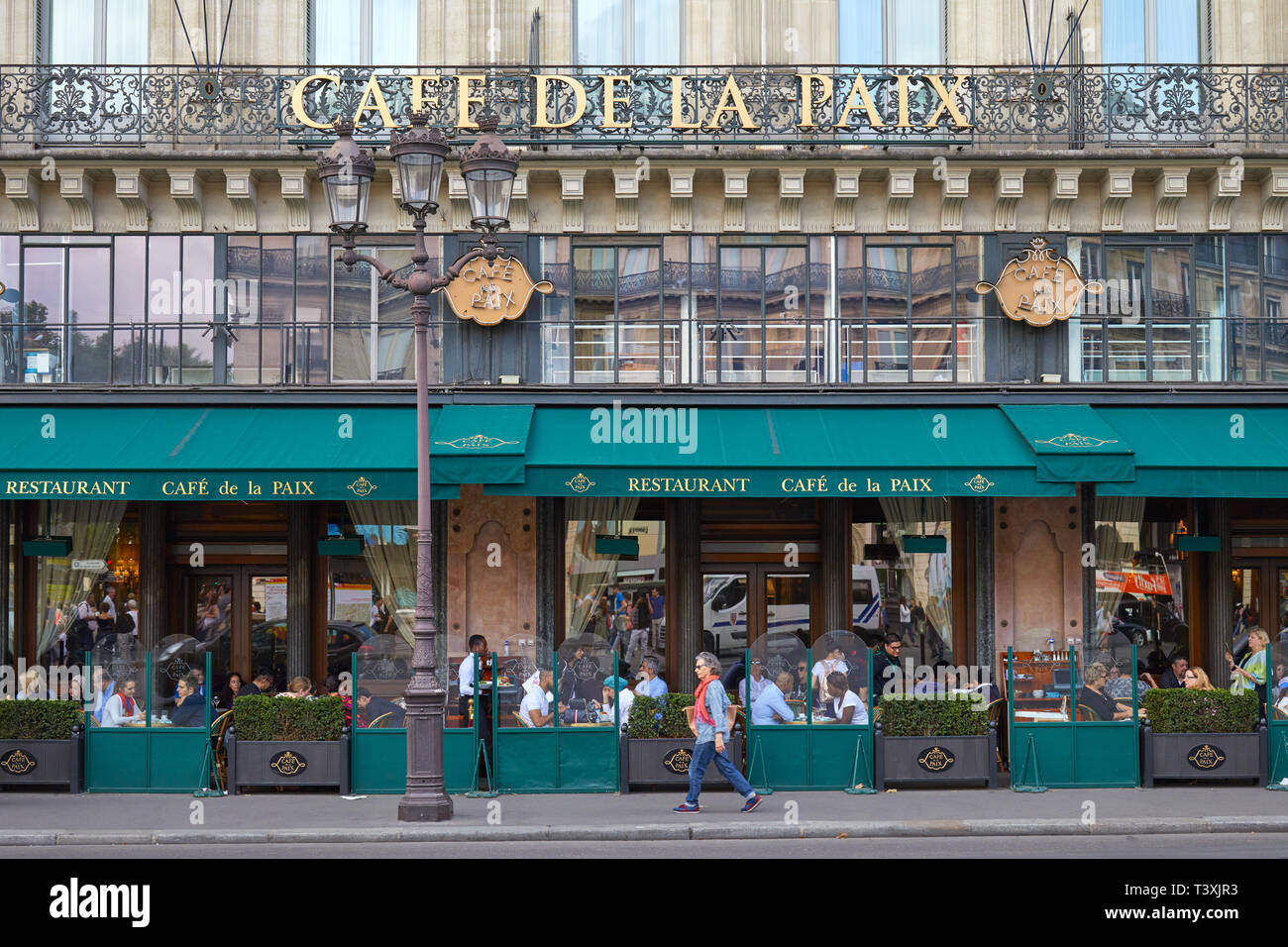 PARIS, Frankreich, 22. JULI 2017: berühmte Café de la Paix mit Menschen und Touristen sitzen im Freien in Paris, Frankreich Stockfoto