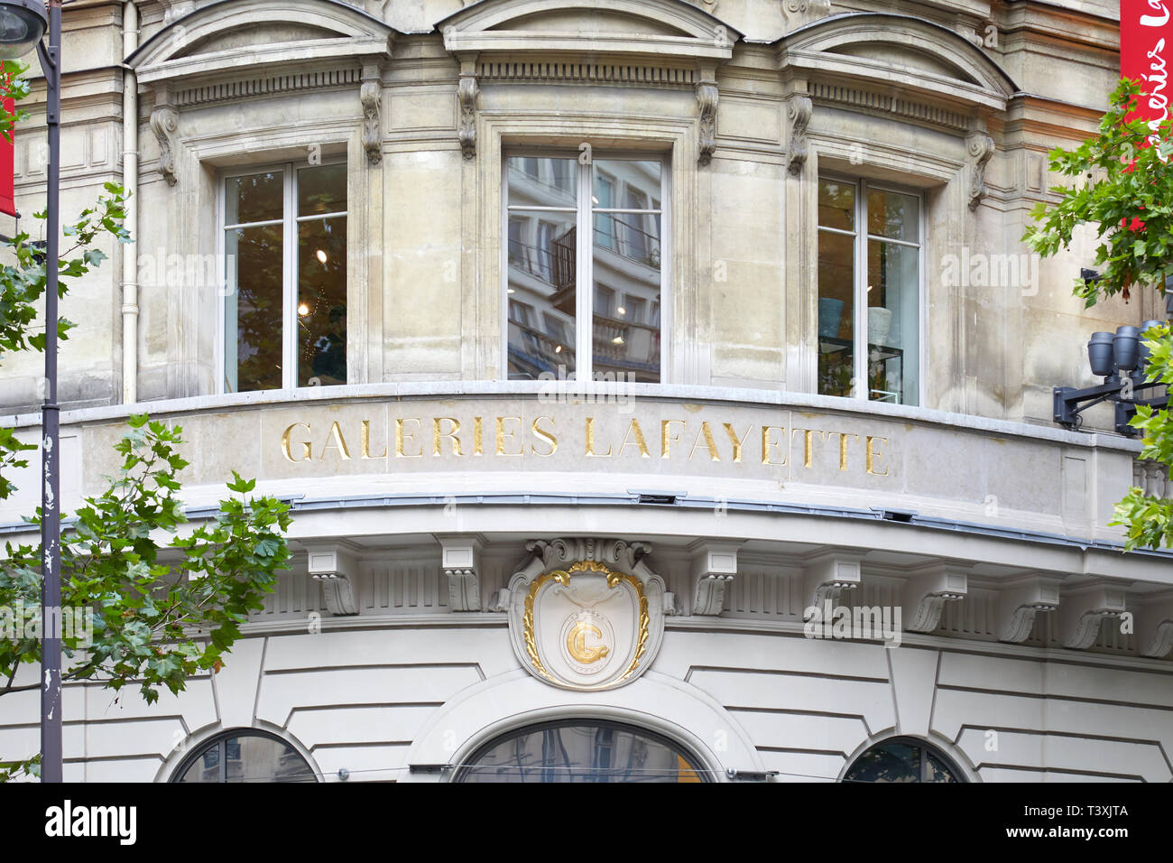 PARIS, Frankreich, 22. JULI 2017: Luxus Kaufhaus Galeries Lafayette unterzeichnen in Paris, Frankreich. Stockfoto