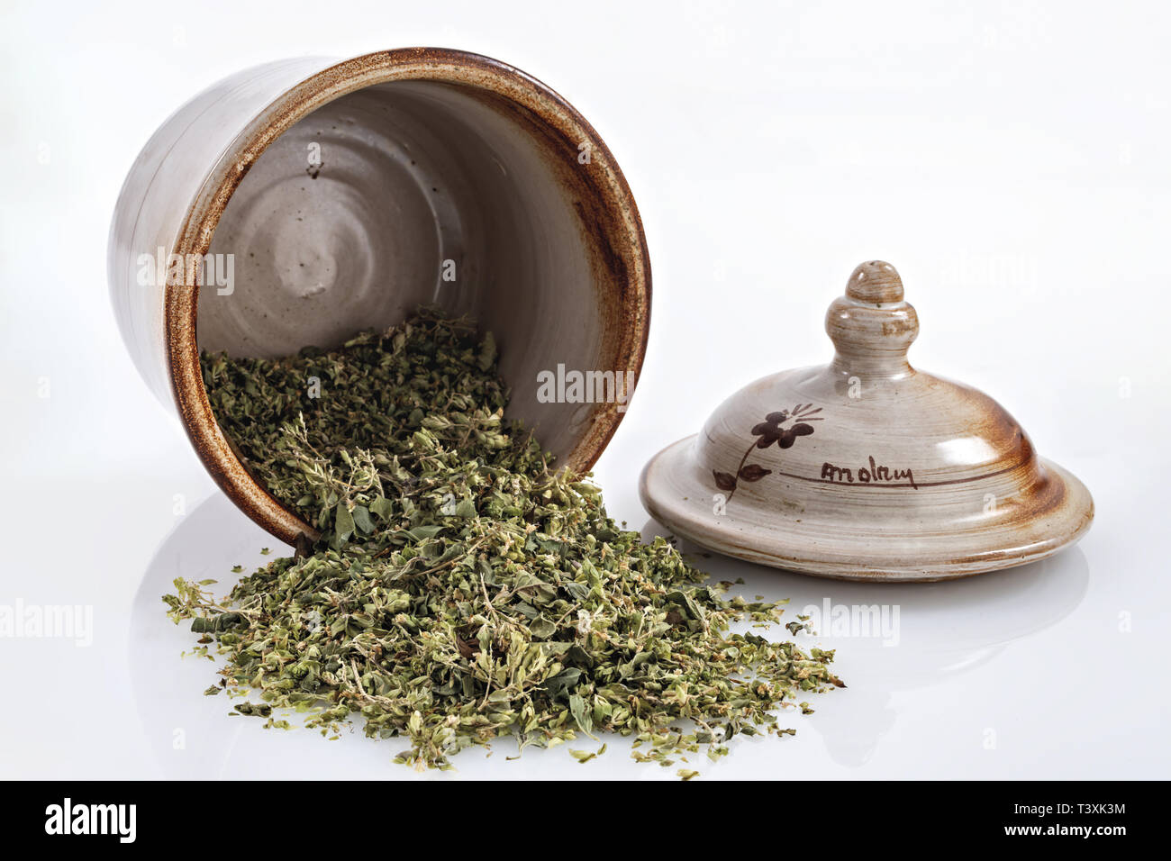 Oregano secco in vaso di coccio rovesciato Stockfoto