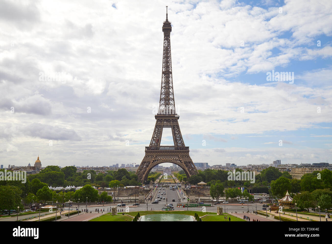 PARIS, Frankreich, 23. JULI 2017: Eiffelturm in Paris, die Skyline in einem bewölkten Tag in Frankreich Stockfoto