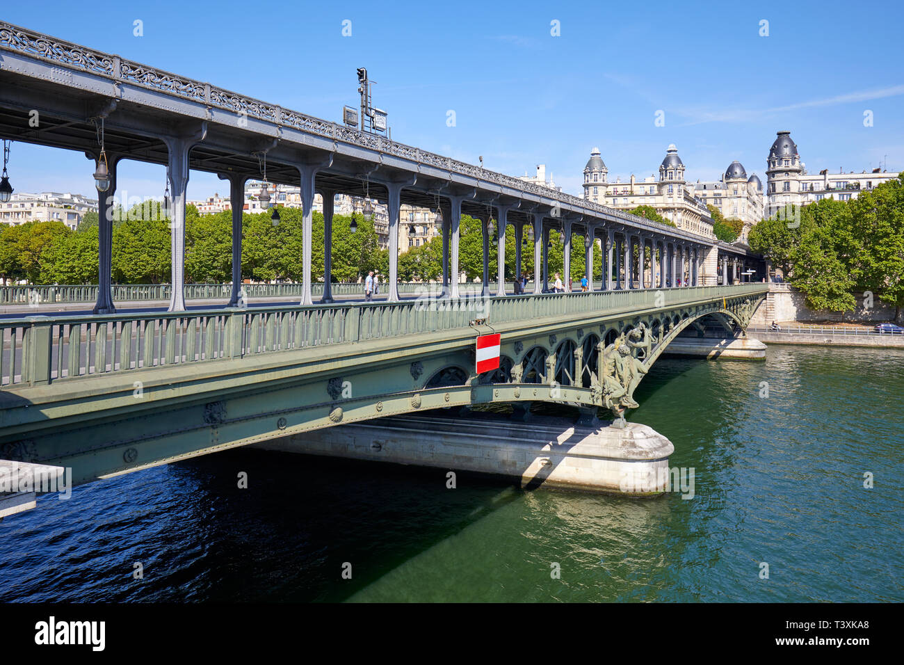 PARIS, Frankreich, 21. JULI 2017: Berühmte Bir Hakeim Brücke mit Menschen und Touristen an einem sonnigen Sommertag in Paris, Frankreich. Stockfoto