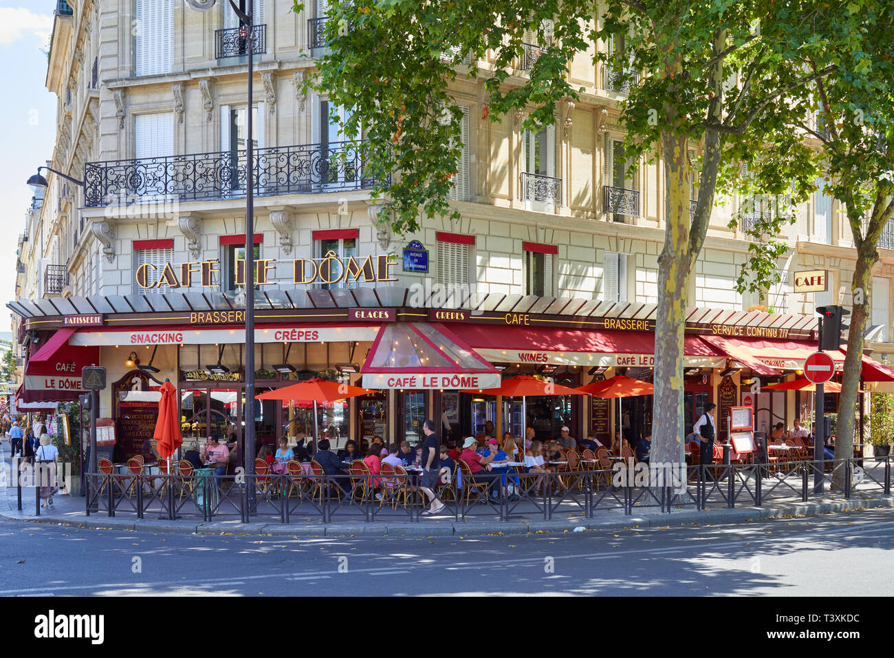 PARIS, Frankreich, 21. JULI 2017: Typische Café Brasserie mit Bürgersteig Tische mit Menschen und Touristen sitzen an einem sonnigen Sommertag in Paris, Frankreich Stockfoto