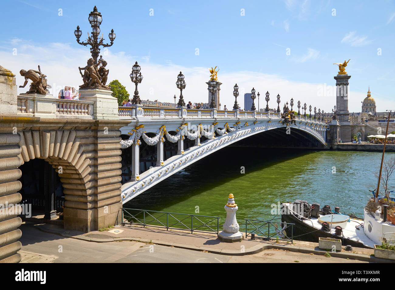 PARIS, Frankreich, 21. JULI 2017: Alexandre III Brücke mit Menschen und Touristen in einem sonnigen Sommertag, blauer Himmel in Paris, Frankreich. Stockfoto