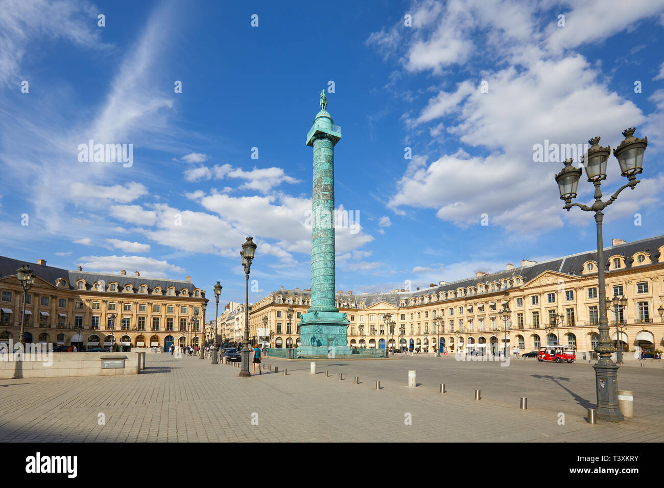 PARIS, Frankreich, 21. JULI 2017: Place Vendome an einem sonnigen Sommertag, blauer Himmel in Paris, Frankreich. Stockfoto