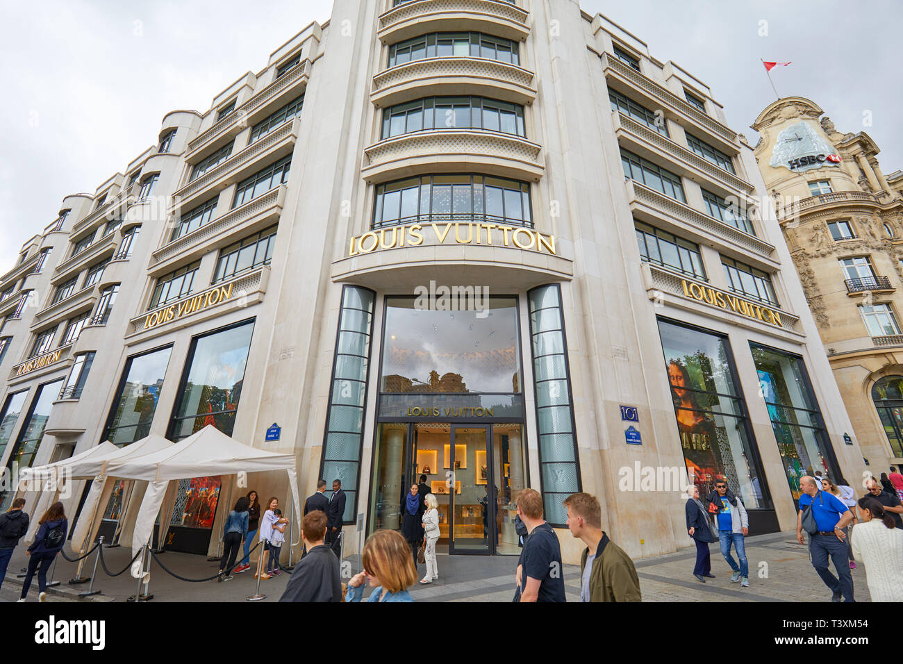 PARIS, Frankreich, 22. JULI 2017: Louis Vuitton fashion Luxury Stores in Champs Elysees, Leute in Paris, Frankreich. Stockfoto