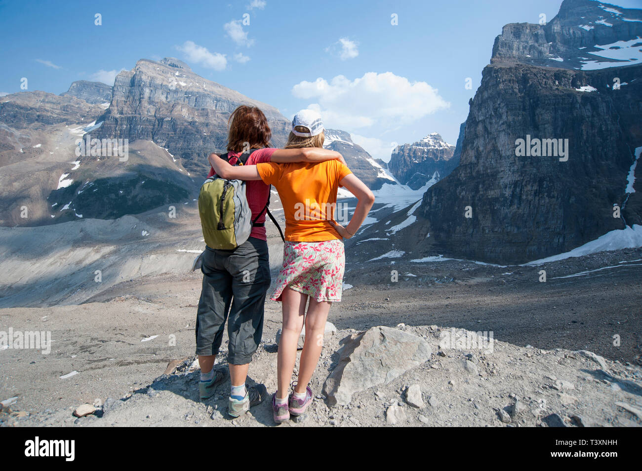 Kaukasische Mutter und Tochter, die malerische Aussicht auf sechs Gletscher Trail, Banff, Alberta, Kanada Stockfoto