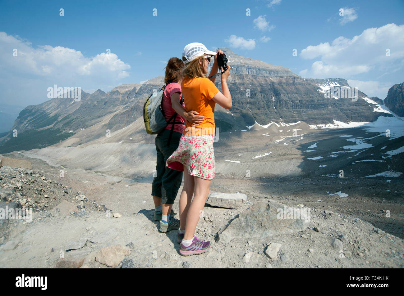 Kaukasische Mutter und Tochter fotografieren malerischen Blick auf sechs Gletscher Trail, Banff, Alberta, Kanada Stockfoto